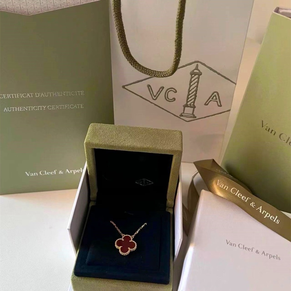 ❣️ Van Cleef & Arpels Red Necklace ❣️